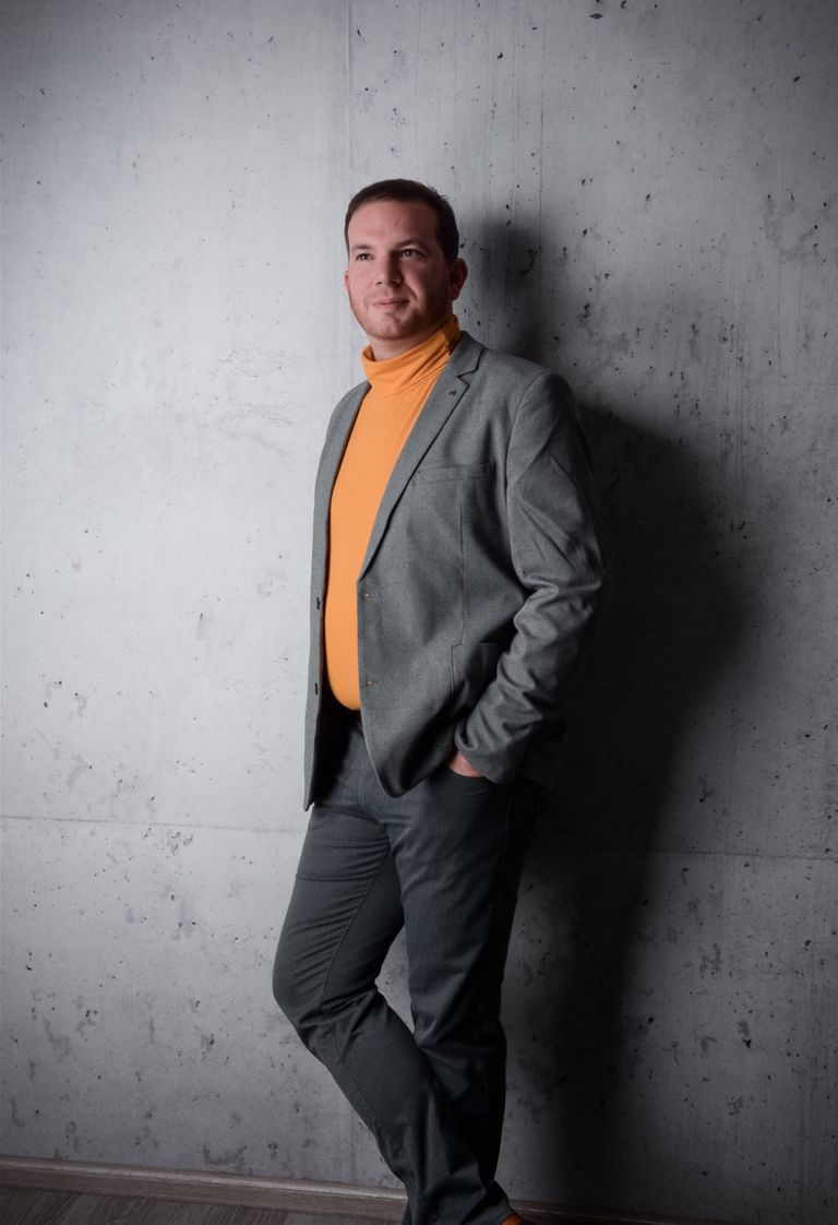 Daniel Charigault lehrn an einer Betonwand