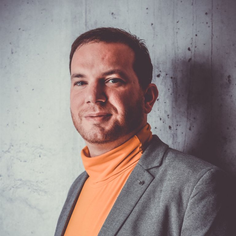 Daniel Charigault vor einer Betonwand