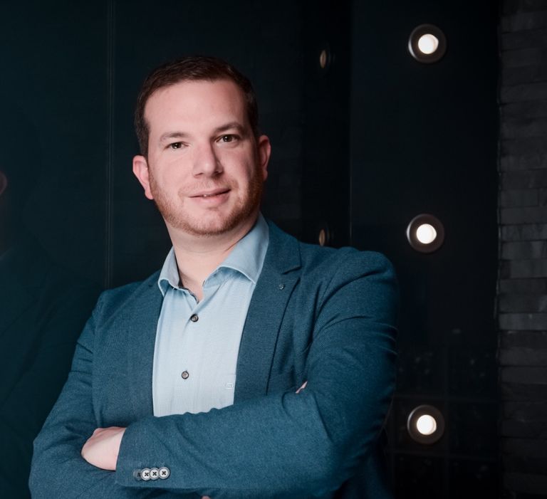 Daniel Charigault vor beleuchteter Wand